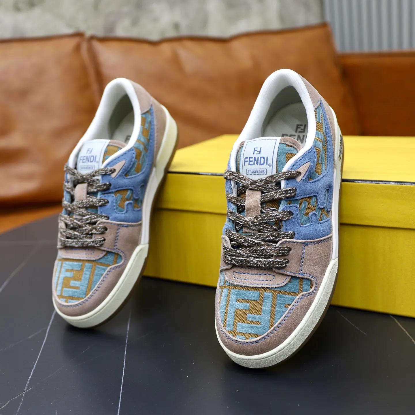 Ex-factory price: 640🔥Couple model (top original order) Brand: FENDI Size: 35-44 (customized for men 38 and 45) Grade: original order quality High version Material: Imported original cowhide stitching ➕ High-quality and comfortable lining Original TPU lightweight anti-slip outsole Style category: Travel fashion casual shoes Versatile trend